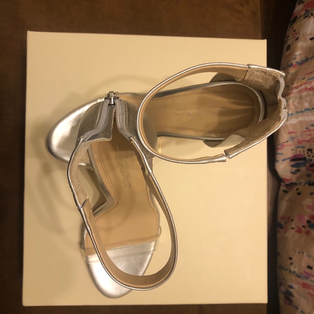 Silver Heels - Picture 3 of 3